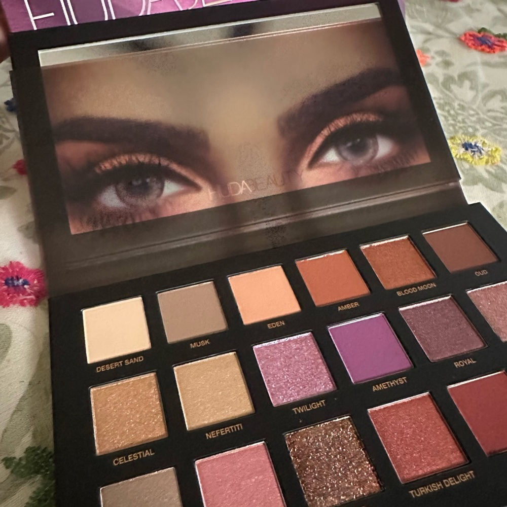 HUDA BEAUTY Amethyst & Warm Neutrals Eyeshadow Palette